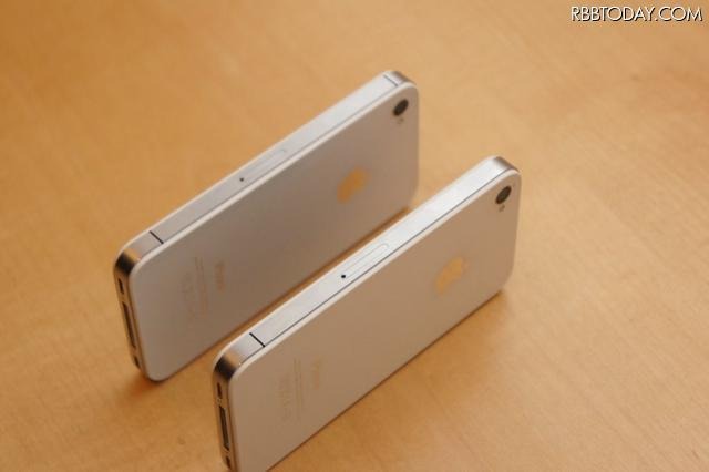 iPhone 4S、アンテナが変わった! 速度は14.4Mbpsに 奥がiPhone 4Sで手前がiPhone 4。側面のパネル処理がことなる