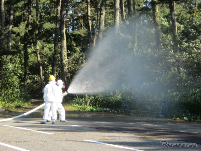 初日の散水は環境管理棟の南側駐車場で実施された