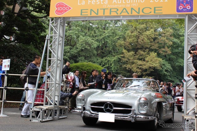こちらは元F-1パイロット、鈴木亜久里氏がドライブするメルセデスベンツ300SLロードスター。