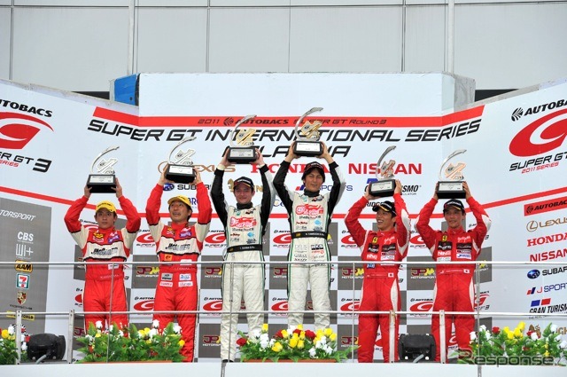 セパン戦のGT300の表彰台。平中&田中(左、フェラーリ)と、番場&谷口(中央、BMW)が最終戦でタイトルを争う。