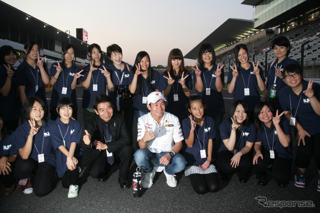 小林可夢偉選手が、福島の少女合唱団「MJCアンサンブル」を招待、決勝前に国歌斉唱を行った。
