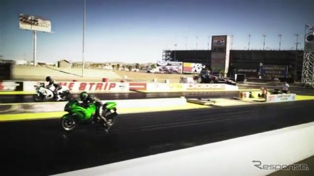 カワサキ ニンジャ(緑)とスズキ ハヤブサ(白)の0-400m加速競争(動画キャプチャー)