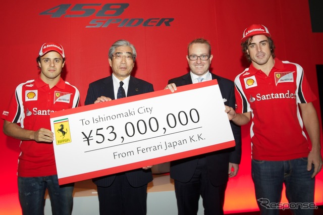 写真左から、フェリペ・マッサ、亀山石巻市長、フェラーリジャパンのハーバート・アプルロス代表取締役、フェルナンド・アロンソ
