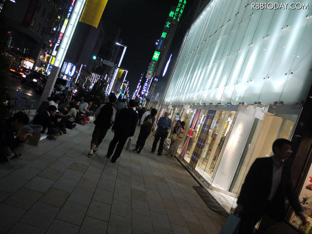 警備員が誘導し通行人の邪魔にならないように歩道横に並ばせている(アップルストア銀座店)