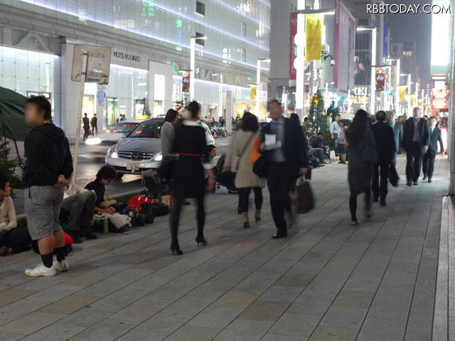 13日の20時時点では104名の行列ができているという(アップルストア銀座店)