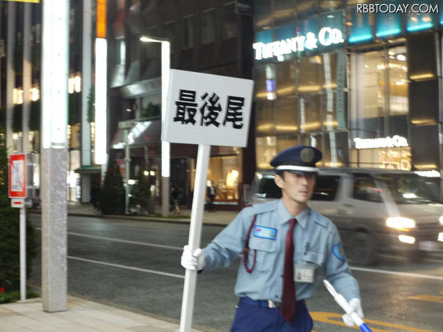 最後尾を示すプラカードで行列客を誘導(アップルストア銀座店)