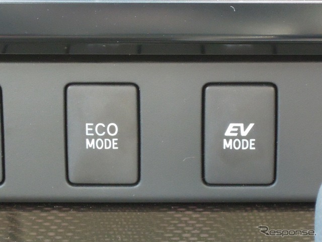 エコモードに加え、トヨタHVならではのEVモードスイッチも完備。強制的なEV走行が可能だ。