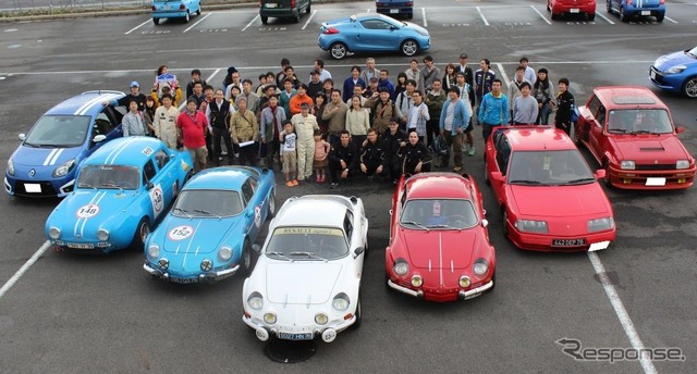 ジャン・ラニョッティ氏とワークスドライバーを囲んで一部の参加者と記念撮影。