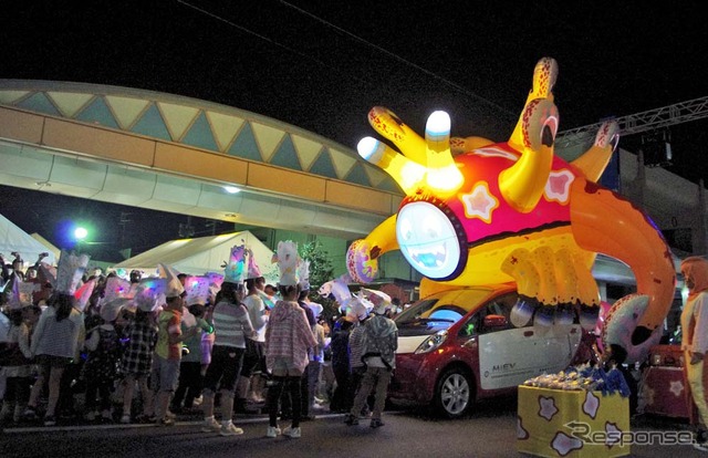 16日、長崎県五島市で三菱i-MiEVの電力を使ったねぶた祭りが開催された。i-MiEVは巨大な“うみうし”のねぶたに光を灯した。