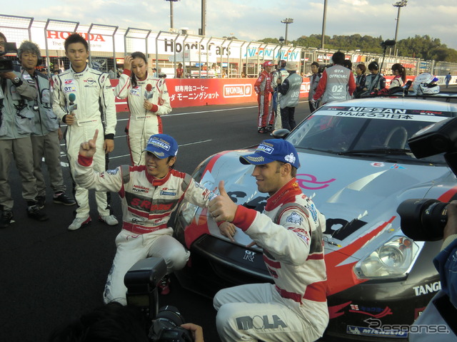 ミシュラン装着のGT-Rで、2011年GT500王座を獲得した柳田(左)とクインタレッリ。