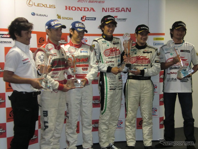 2011年SUPER GTのチャンピオンたち。左からGT500王者の大駅監督、クインタレッリ、柳田、GT300王者の谷口、番場、大橋監督。