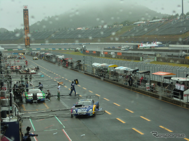 土曜の予選はウエットコンディションだったが……。決勝日の午後は一転して、暑いくらいの好天に。