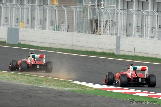 マッサ（前、フェラーリ）とアロンソ（フェラーリ、F1韓国GP）