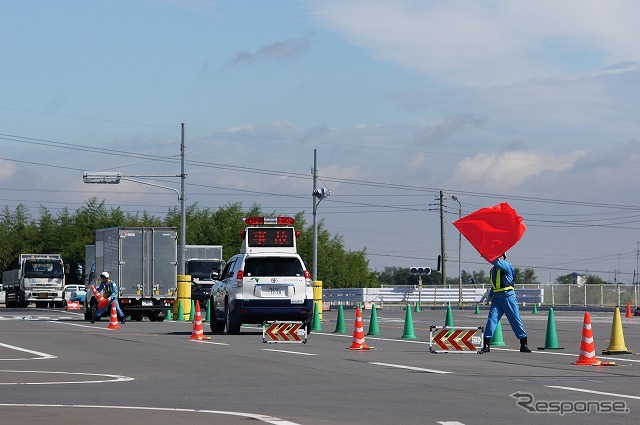 実際の高速道路に見立てて、クルマを走らせた状態で訓練を行う。