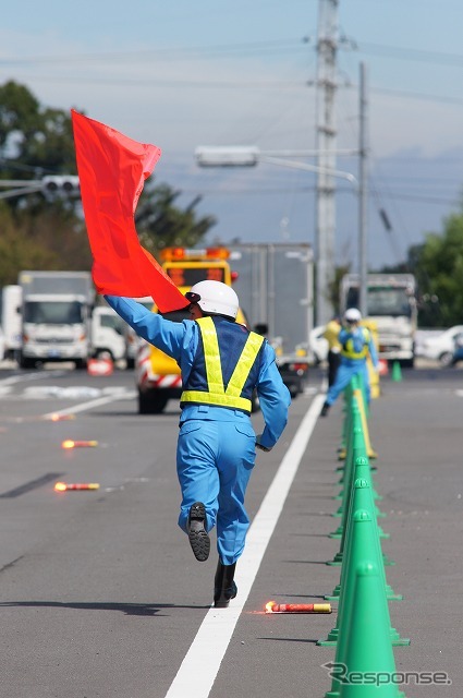 移動する際にも後方から来るクルマの目視は欠かさない。