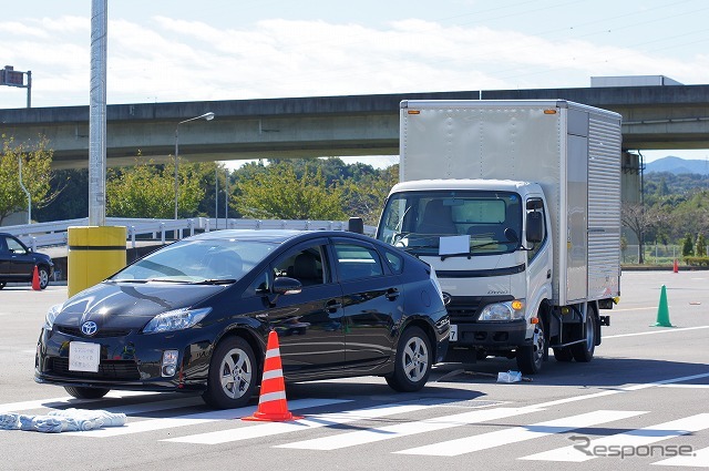 乗用車が中央分離帯に衝突、そこに後続のトラックが追突…という設定。