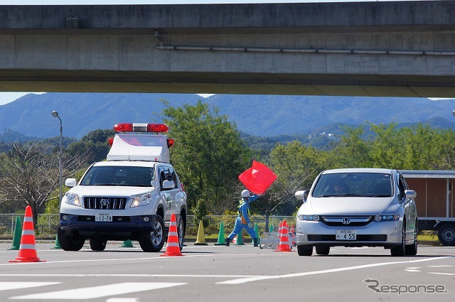 高速道路と同じわけではないが、真横を30km/h程度でクルマが走り抜ける。