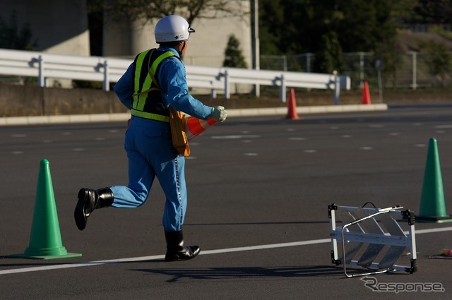 無造作に置いているように見える樹脂コーンや表示板だが…。