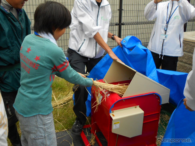 おおはし里の杜でおこなわれた脱穀体験イベント(20日)