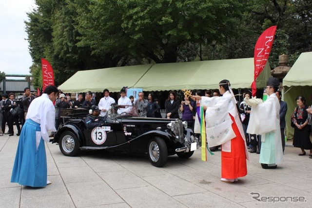 お祓いを受けるMG TD。4日後のゴールである京都の上賀茂神社に向けてスタート。