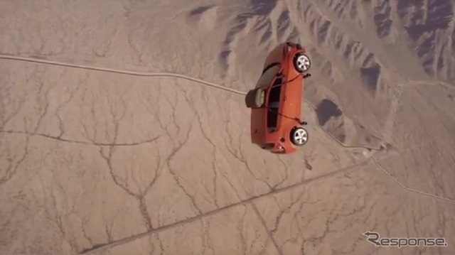 米国アリゾナ砂漠の上空で空中遊覧中のシボレーソニック(動画キャプチャー)