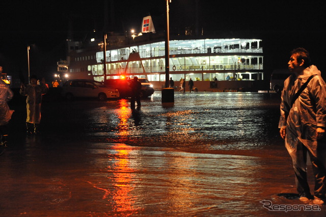 早朝、東京からの船がついた時には、桟橋が水に浸かるほどの豪雨だった三宅島（21日・三宅島錆が浜港）