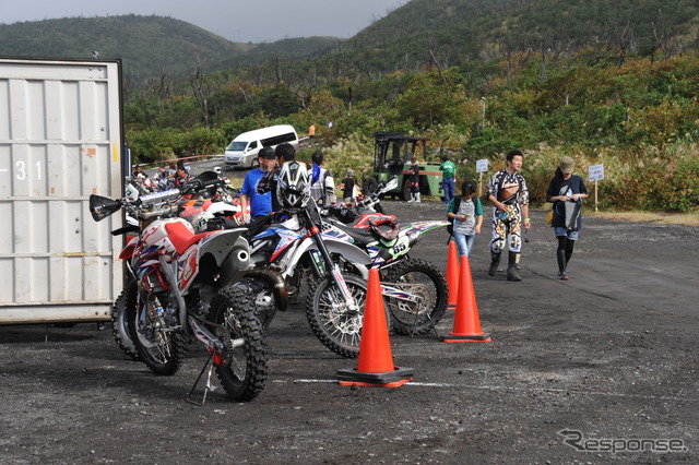 三宅島エンデューロレースは濃霧のため予備会場に変更された（22日・三宅島残土処分場）