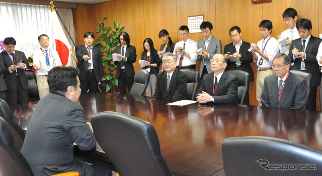 枝野経産相を訪れた下河辺委員長(中央)と西澤東電社長(左)
