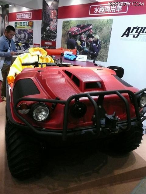 帝国繊維のブース。オンタリオ・ドライブ&ギア・リミテッド製の水陸両用車「Teisen Argo」。サイズはW1525×L3020×H1170mm、乾燥重量は570kg