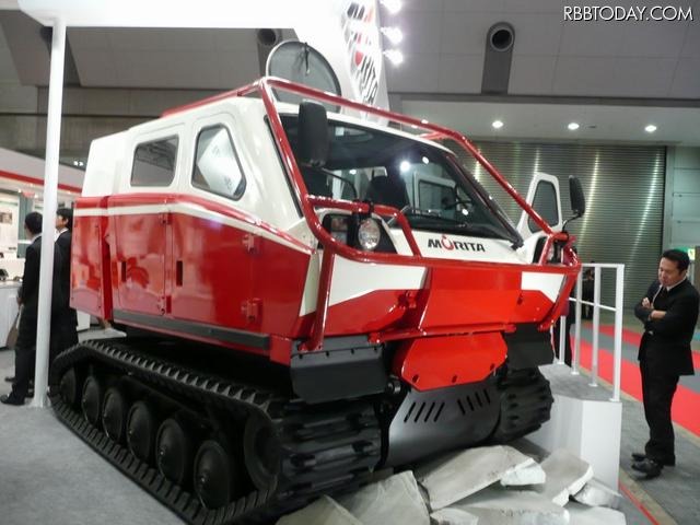 モリタのブースで紹介されていた水陸両用車「Red Salamander」（ST Kinetics社製の）。サイズはW2300×L8600×H2500mm、重量は9700kg