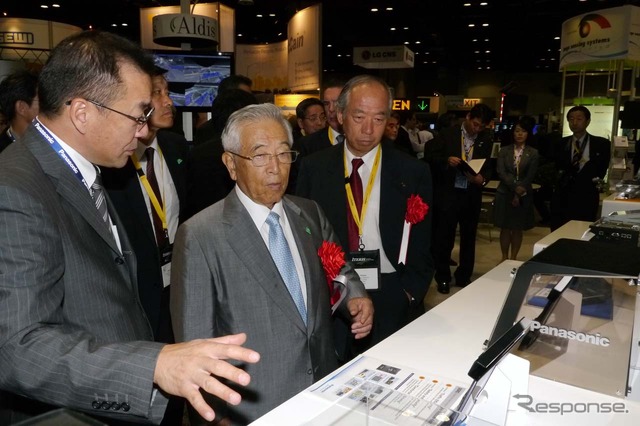 ITSジャパンの名誉会長 豊田章一郎氏が会場を訪問。PAS社社長の柴田雅久氏の説明を受けた