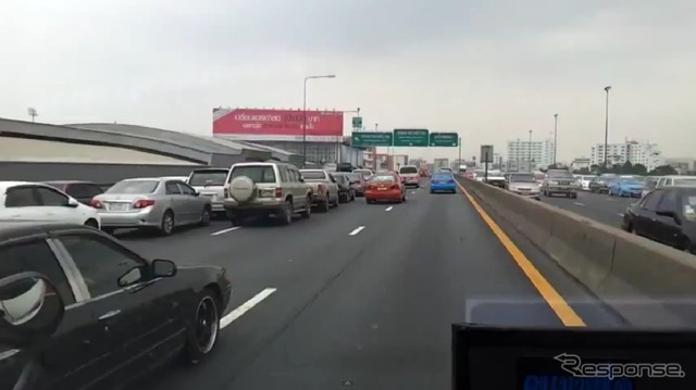当局の緊急避難的措置で路肩が駐車場として開放されたタイ・バンコクの高速道路