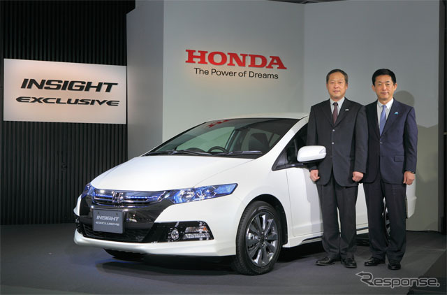 ホンダ・インサイト・エクスクルーシブと常務執行役員の峯川尚(むかって右)、開発責任者の大窪毅(左)