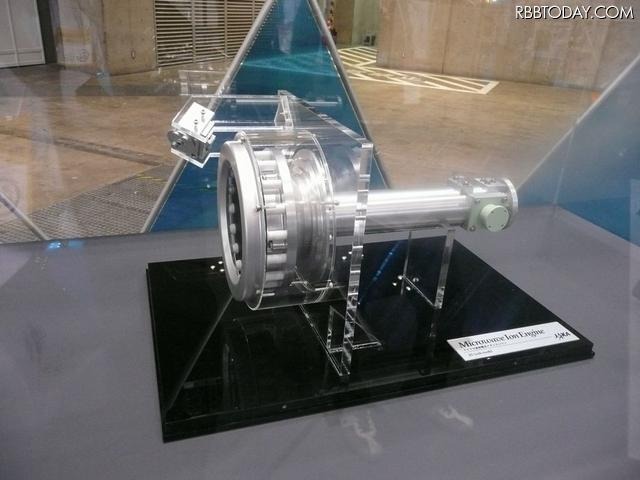 はやぶさに搭載されているイオンエンジンの模型。空気のない宇宙空間で、イオンの力で推進する