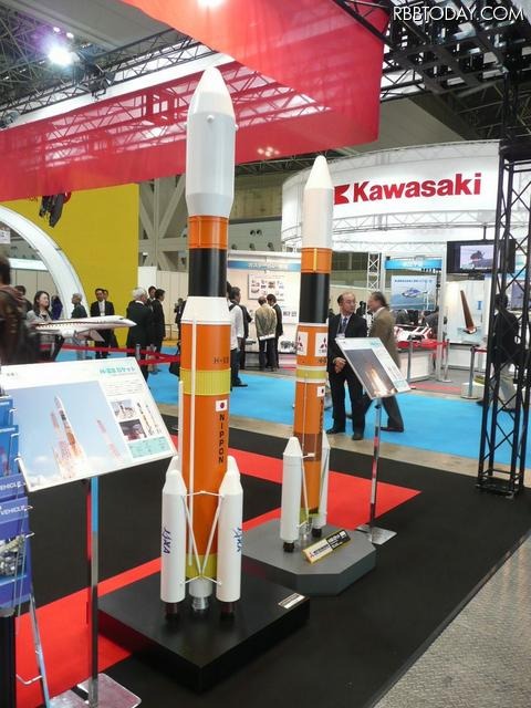 三菱重工のブース。H-IIAロケットの後続機・同-IIBロケットのモデル