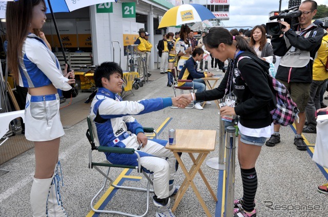 女の子のファンが、大嶋和也と握手。ファンの応援に、ドライバーも健闘を誓う。