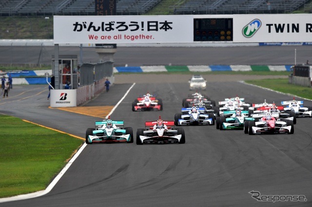 今年8月のもてぎラウンドのスタート。ロッテラー(左端)とオリベイラが激しく争う。