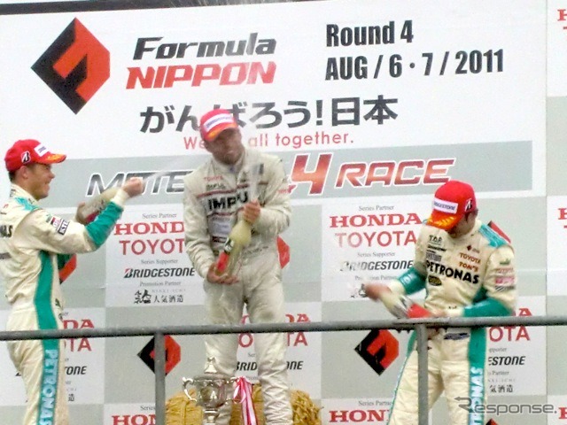 8月のもてぎ戦の表彰台。左から2位のロッテラー、優勝オリベイラ、3位の中嶋一貴。