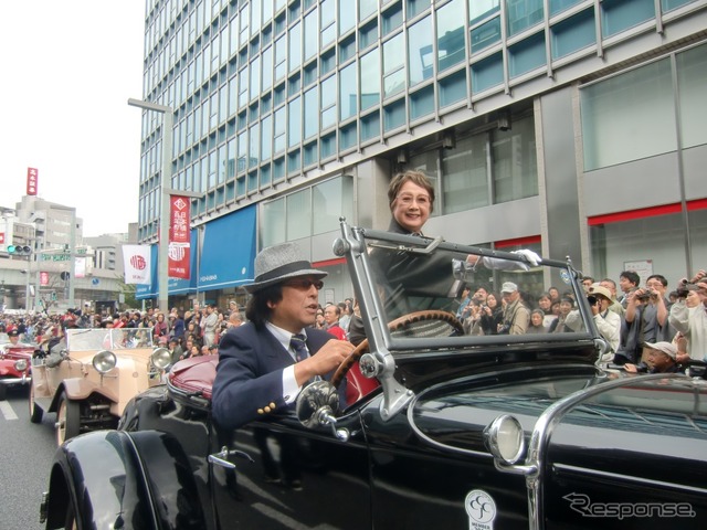 パレードに参加した扇千景さん。