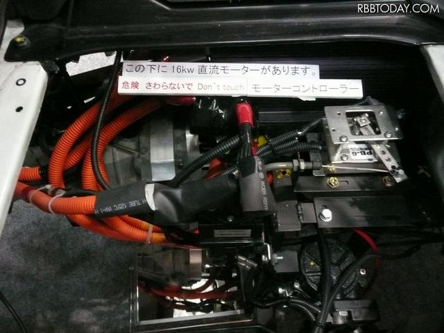 既存のネジ穴にボルトを締め付けるだけでEV車になるキット。16kWのDCモータを採用