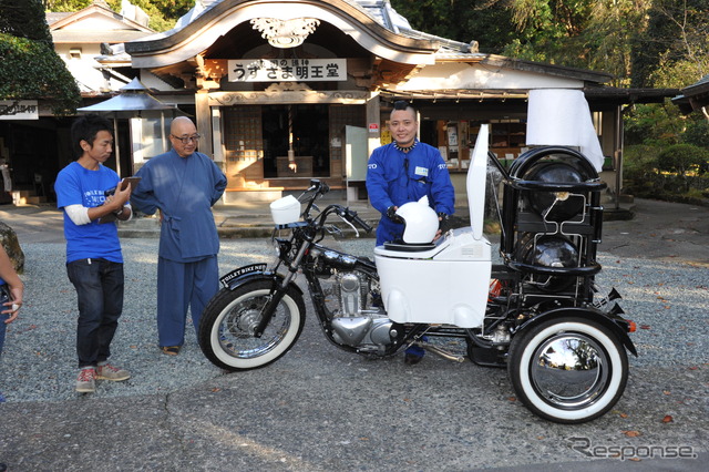 トイレの神様「明徳寺」を訪れたトイレバイクネオ。ライダーは吉本クリエィティブエージェンシーのキャプテン★ザコ(1日・静岡県伊豆市)