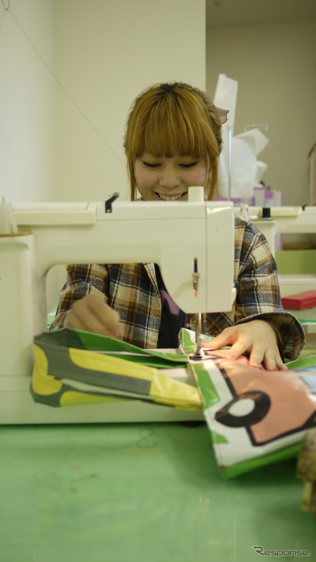 高速道路の横断幕で学生たちがトートバッグを作った