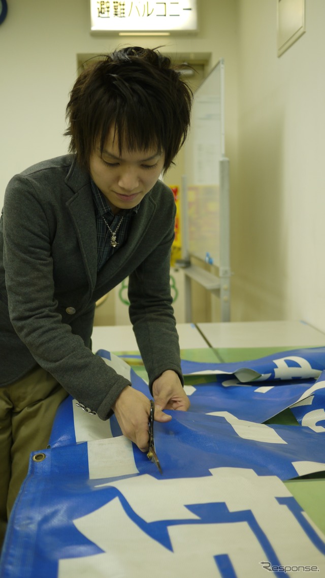 高速道路の横断幕で学生たちがトートバッグを作った