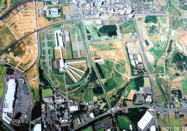 つくばエクスプレスが通ったころの日本自動車研究所。写真上部を横切る線路がつくばエクスプレスだ
