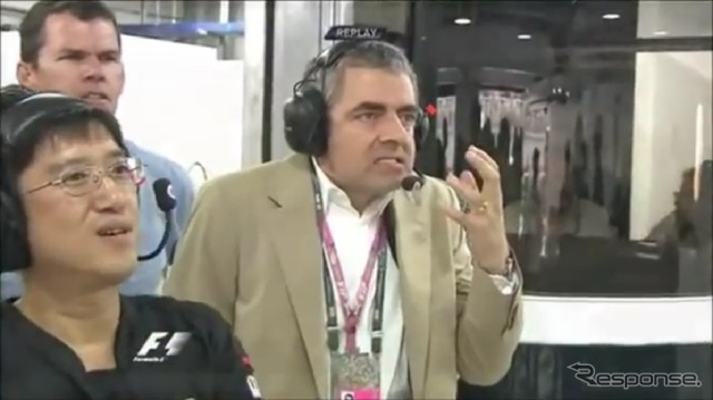 F1インドGPを現地観戦した『Mr.ビーン』こと、俳優のローワン・アトキンソン(動画キャプチャー)
