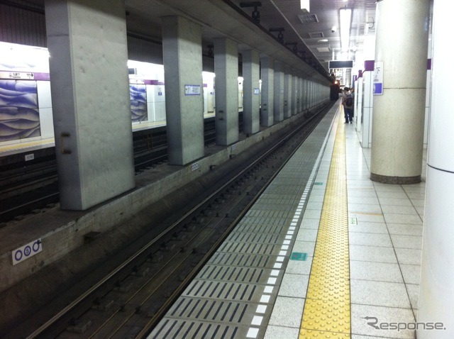 メトロ九段下駅。もともと狭いスペースに、都営とメトロの階段を別個に設け、分離する壁を構築しているので、ホームが狭い。