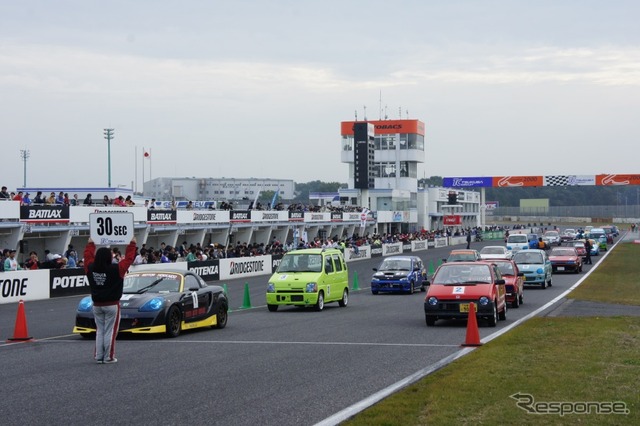 筑波サーキットで開催された日本フェスティバルに、改造EVを愛好する人たちが集まった