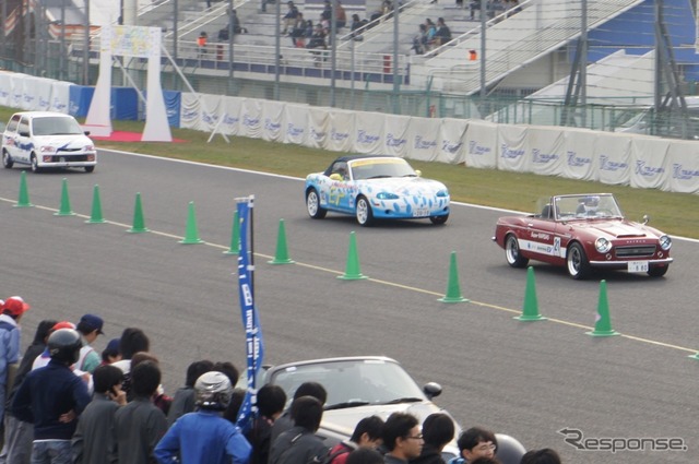JFEフェアレディEV(写真先頭)。筑波サーキットで開催された日本フェスティバルに、改造EVを愛好する人たちが集まった