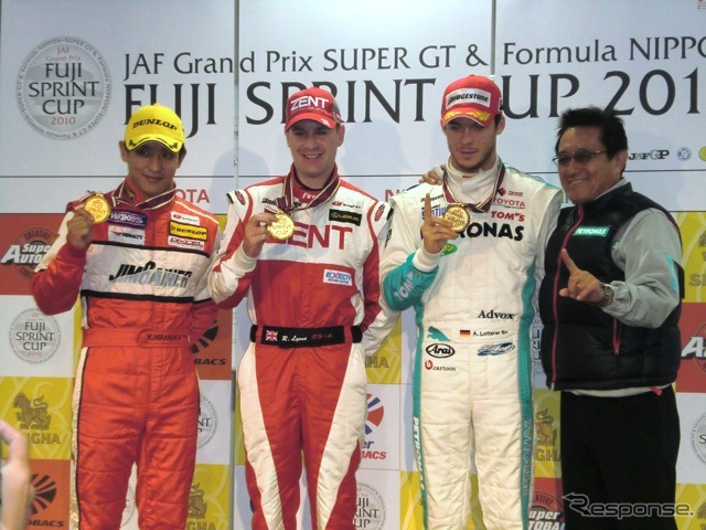 各レース優勝者には金メダルが授与される（昨年大会の第1レース優勝者たち）。