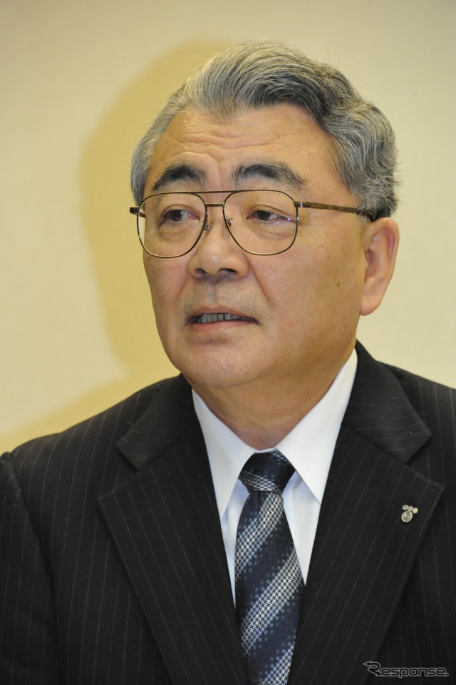 決算と特別事業計画の説明をする西澤俊夫東電社長（4日・東電本店）